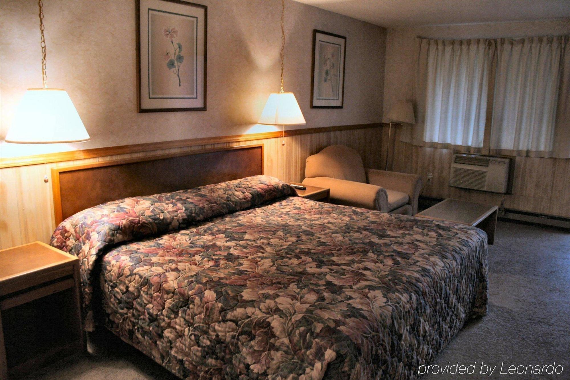 Caboose Motel Libby Room photo